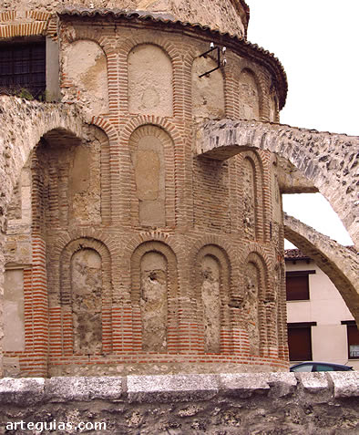 Iglesia de El Salvador de Cu&eacute;llar: cabecera reforzada por arbotantes