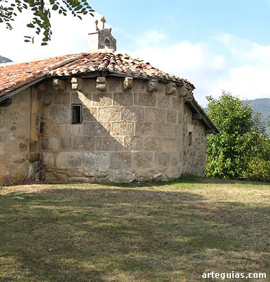 Cabecera con enormes sillares