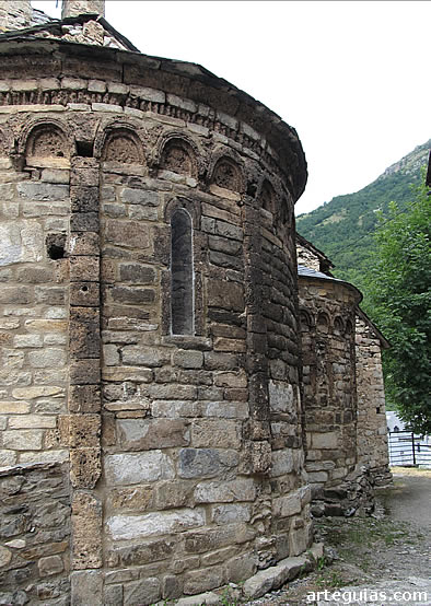 Cabecera rom&aacute;nica lombarda de la iglesia de Unha