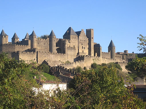 La inquisición medieval estableció tres tribunales en Toulouse, Carcassonne y Provenza.