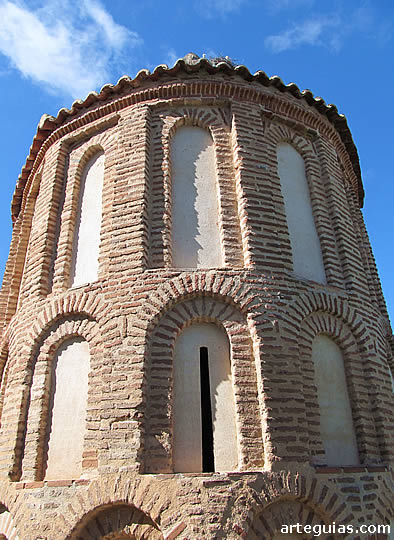 T&iacute;pica iglesia del rom&aacute;nico mud&eacute;jar de Salamanca