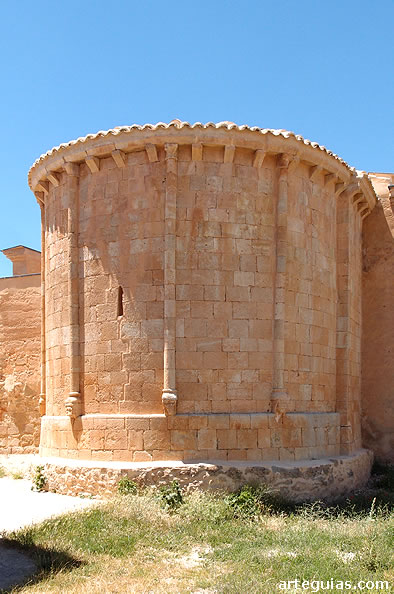 &Aacute;bside de la iglesia rom&aacute;nica de Paones