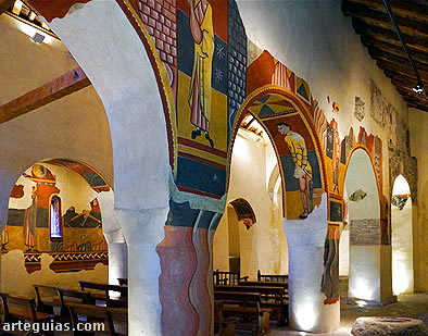 Interior de Sant Joan de Bo&iacute; con las reproducciones de sus pinturas
