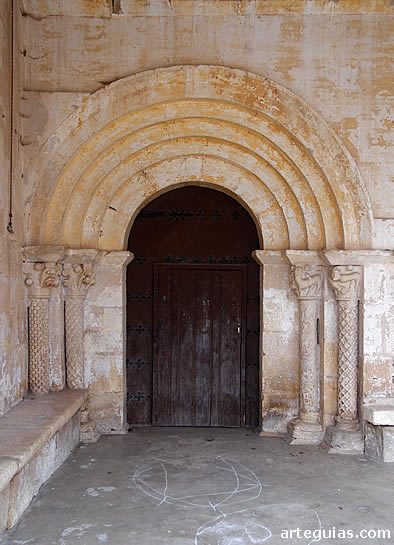 Puerta de la iglesia de Fuidio
