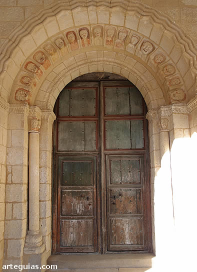 Puerta rom&aacute;nica de la iglesia de Mu&ntilde;overos