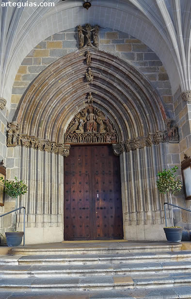 Puerta de acceso a la iglesia de San Saturnino de Pamplona