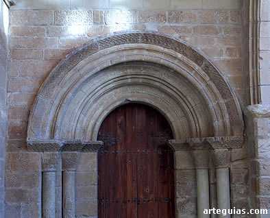 Rom&aacute;nico en Teruel: puerta de la capilla del Castillo de Alca&ntilde;iz