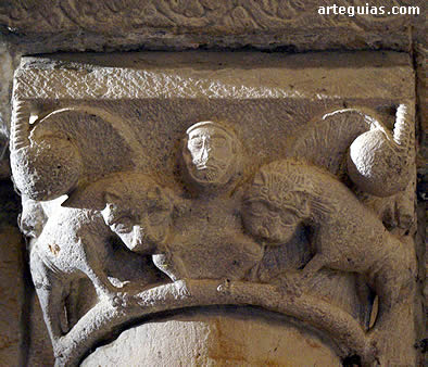 Capitel que posiblemente refleja a Daniel en el foso de los leones