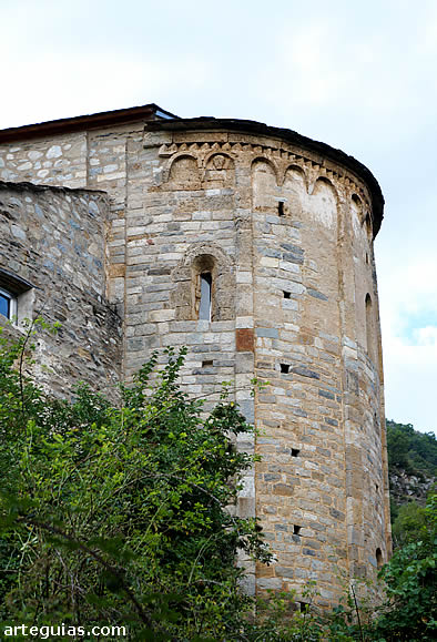 Santa Mar&iacute;a de Cardet: gran cabecera de estilo lombardo