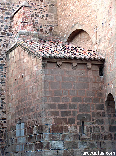 Murros de la iglesia de Santiago de C&aacute;ceres