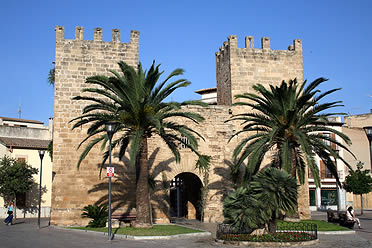 Puerta de la muralla de Alc&uacute;dia, Mallorca