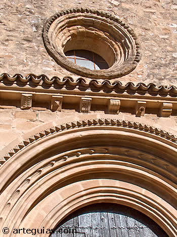 Fachada rom&aacute;nica de la iglesia de Santa Cruz de Baeza. Ja&eacute;n