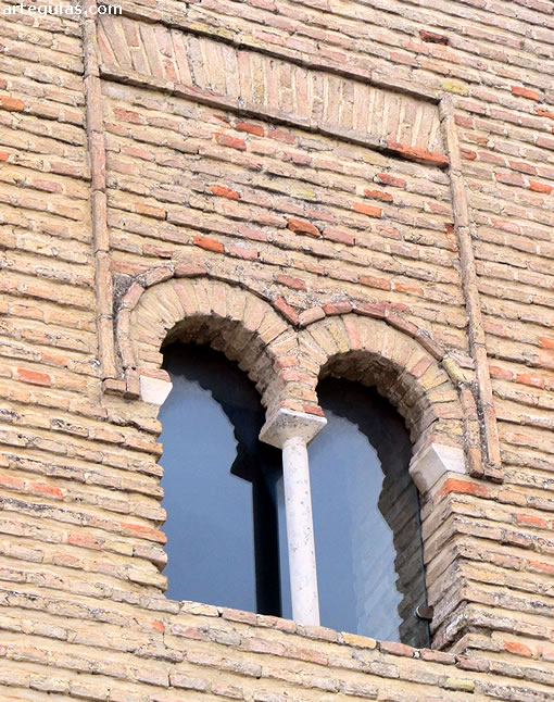 Ventanal del alminar sobre el que se construy&oacute; la torre campanario de Ja&eacute;n