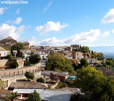 Vista de la muralla de &Uacute;beda desde la iglesia de San Lorenzo