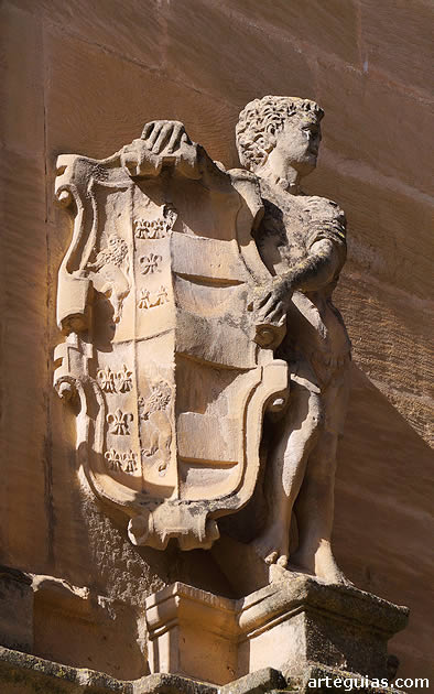 Una de las estatuas de la puerta