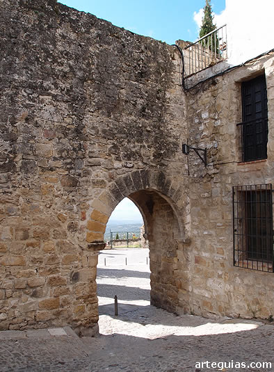 Muralla de &Uacute;beda: interior de la Puerta de Granada