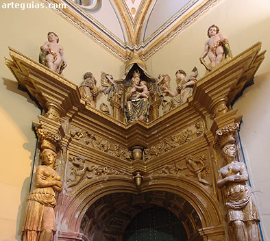 Puerta en esquina de acceso a la sacrist&iacute;a