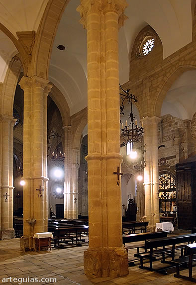 Interior de las naves de la iglesia de San Pablo de &Uacute;beda