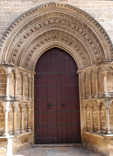 &Uacute;beda medieval: puerta de la iglesia de San Pablo
