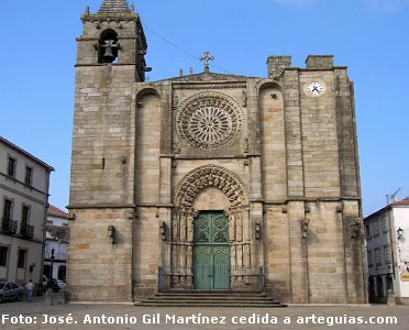 Esplendorosa fachada principal de San Mart&iacute;n o San Marti&ntilde;o de Noia, A Coru&ntilde;a