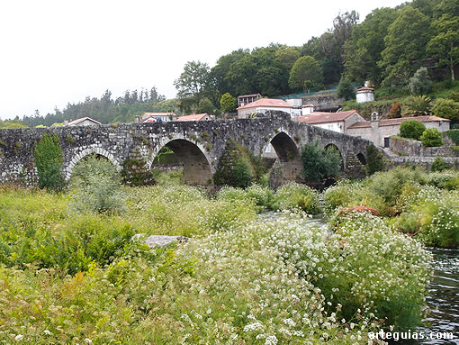 El otro costado de A Ponte Vella (El Puente Viejo) de Ponte Maceira