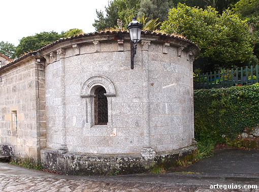 Capilla dieciochesca de San Brais con ábside neorrrománico. Ponte Maceira