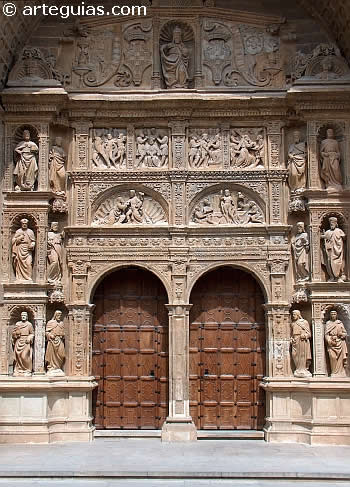 Puerta renacentista de la iglesia de Santo Tom&aacute;s Ap&oacute;stol en Haro, La Rioja