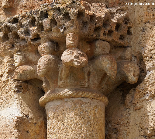 San Miguel de Corull&oacute;n: capitel de la puerta