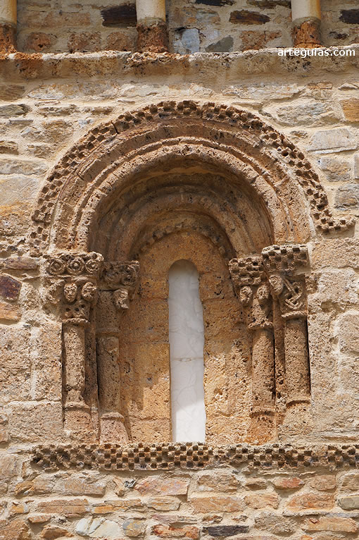 Uno de los ventanales del muro sur