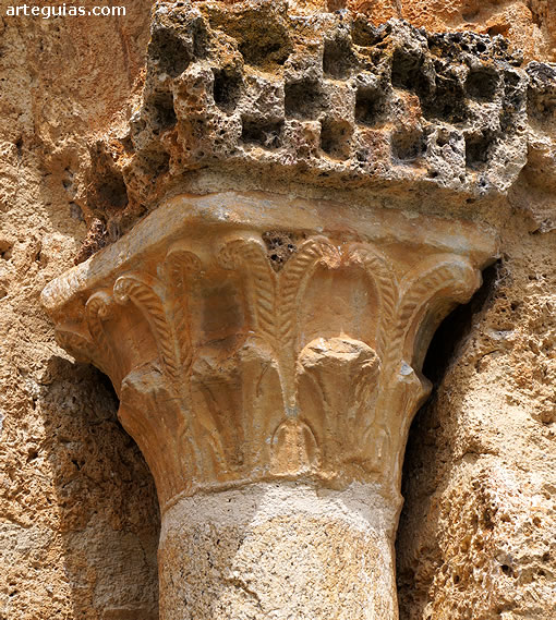 El capitel opuesto de la puerta de San Miguel de Corull&oacute;n