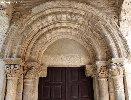 Puerta de la iglesia de San Esteban de Corull&oacute;n