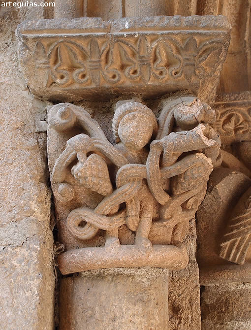 Capitel de la puerta de la iglesia de San Esteban