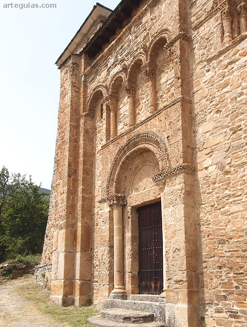 San Miguel de Corull&oacute;n, Le&oacute;n: fachada sur
