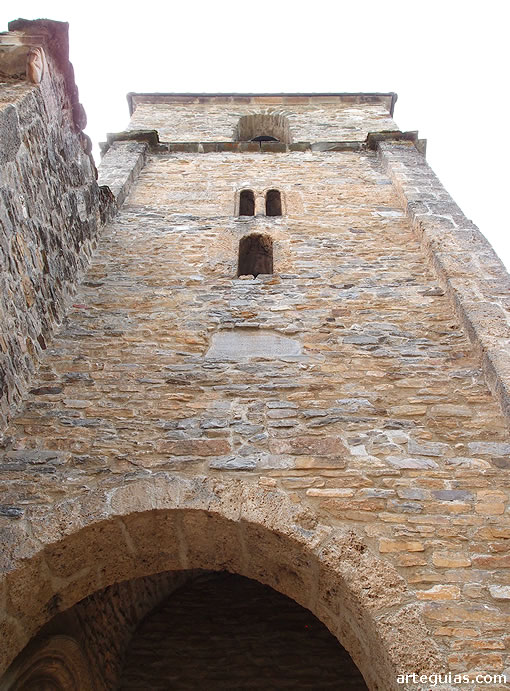 Corull&oacute;n, Le&oacute;n: campanario que cubre la portada