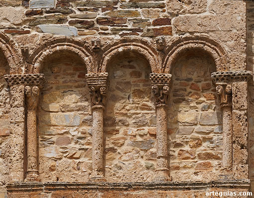 Corull&oacute;n, Le&oacute;n: arquer&iacute;a ciega de la iglesia de San Miguel