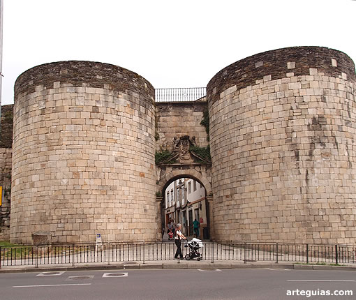 Una de las puertas monumentales de la muralla de Lugo
