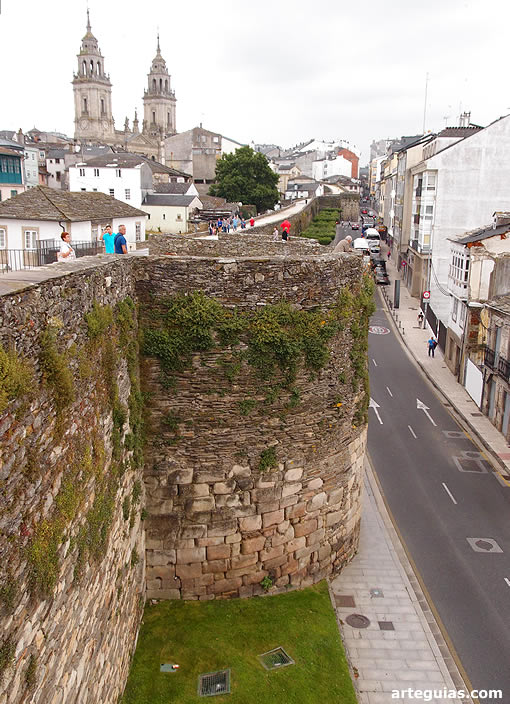 Otra imagen de la muralla romana de Lugo. Al fondo la catedral