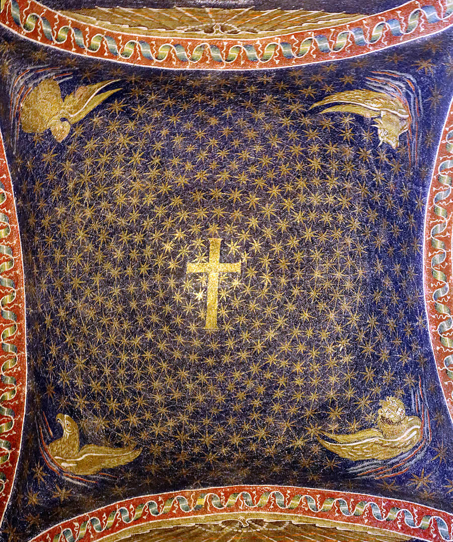 Mausoleo de Gala Placidia en R&aacute;vena: b&oacute;veda central con la cruz y el Tetramorfos