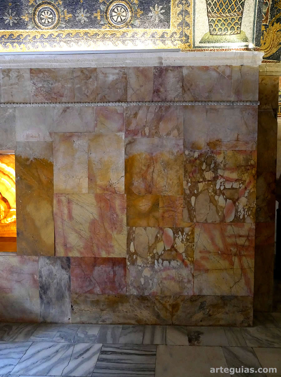 Interior del mausoleo: zona inferior con m&aacute;rmoles amarillos