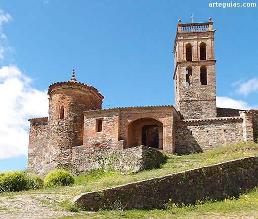 Lado oeste con el &aacute;bside mud&eacute;jar del siglo XIII y el alminar de la mezquita convertido en campanario