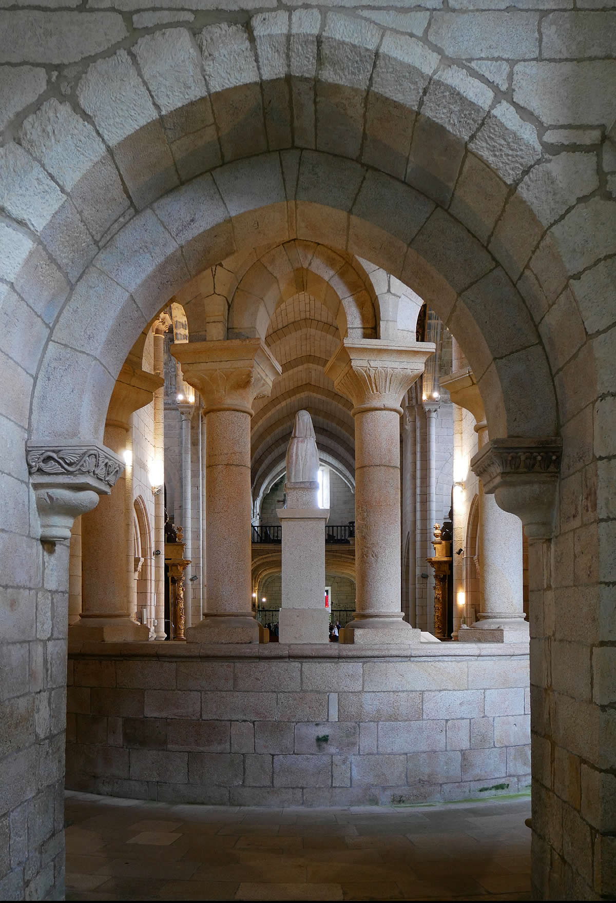 La girola y las columnas de la capilla mayor vistas desde el absidiolo oriental