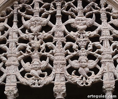 &Aacute;ngeles en las tracer&iacute;as de uno de los arcos del claustro