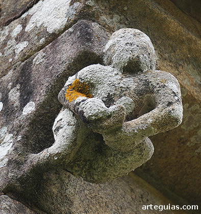 Canecillo con un espinario