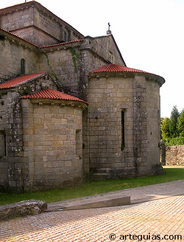 Cabecera triabsidal de la iglesia de Armenteira