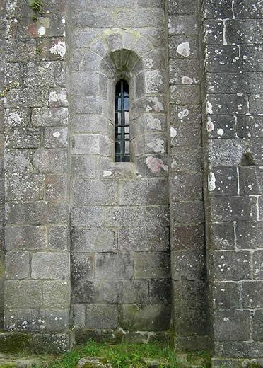 Muro lateral. La l&iacute;nea, la angulosidad y la falta de decoraci&oacute;n son  caracter&iacute;sticos de la iglesia de Santa Mar&iacute;a de Armenteira