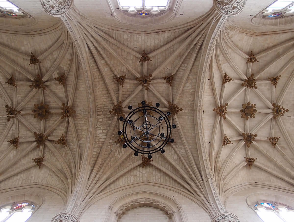 Bóvedas estrelladas de crucería de la iglesia monástica