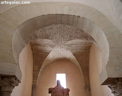 &Aacute;bside lateral cubierto por b&oacute;veda de aristas