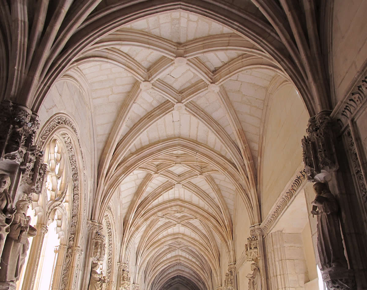 Bóvedas de crucería del claustro inferior de San Juan de los Reyes