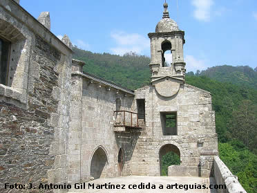 Nave de la iglesia y campanario barroco. Caaveiro
