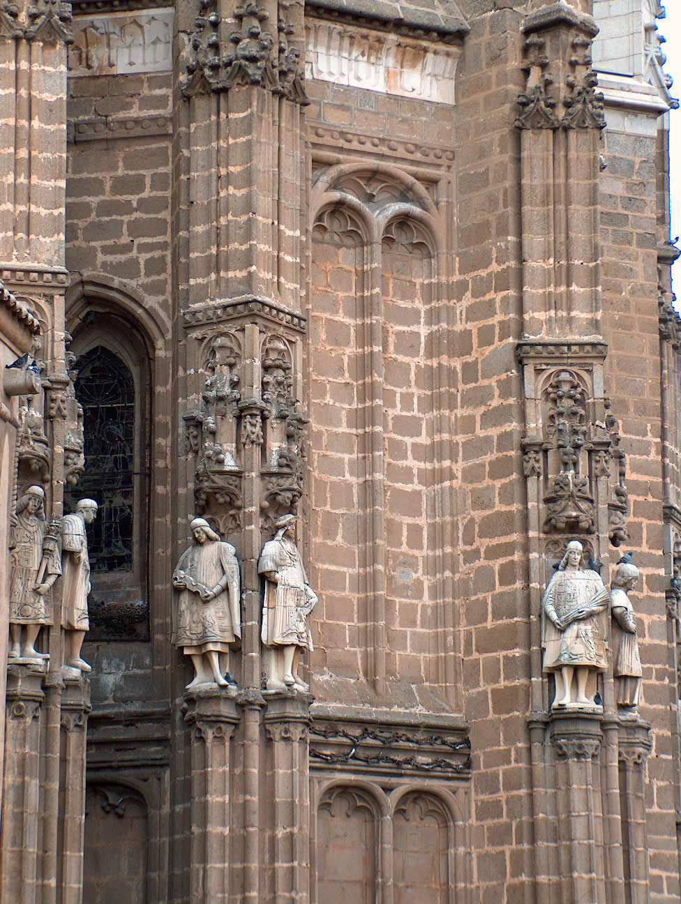 Detalle de la cabecera de la iglesia con pináculos y estatuas